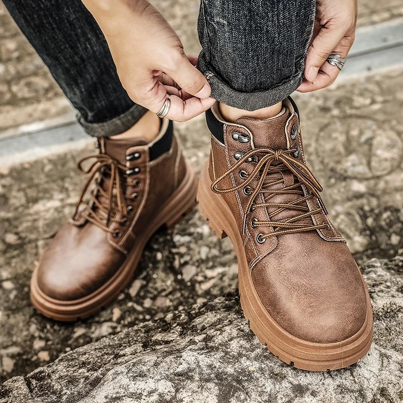 Boots with contrast stitching and padded collar