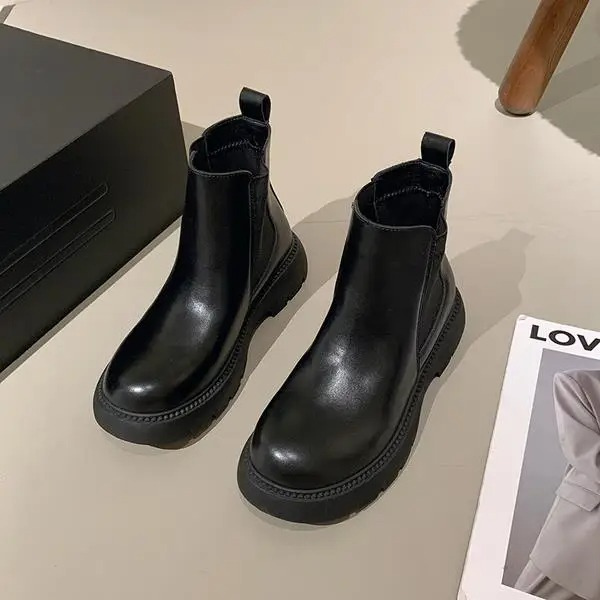 Women's Chelsea Boots in Leather with Non-Slip Sole