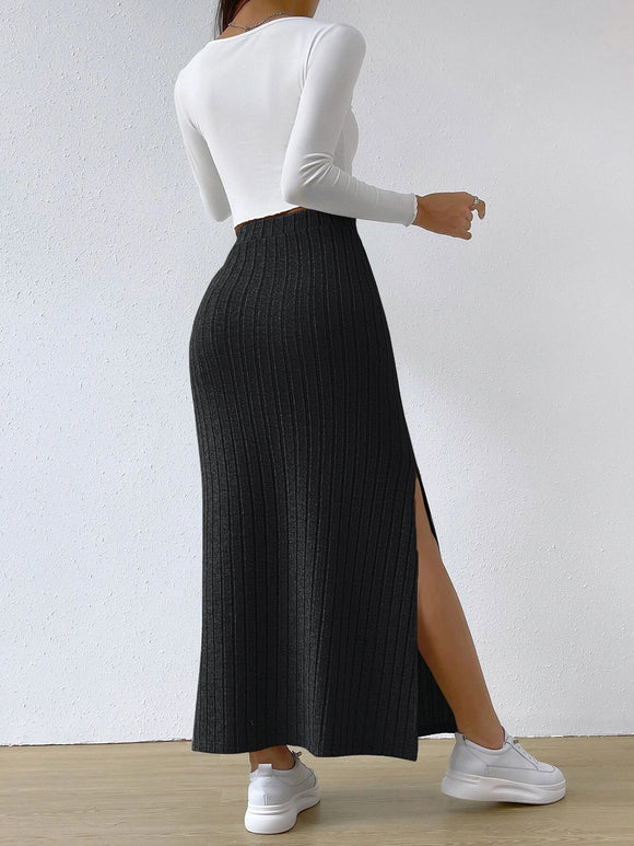 Women - Knitted Skirt - Stylish Side Slit Design - Comfortable and Chic Fashion Essential