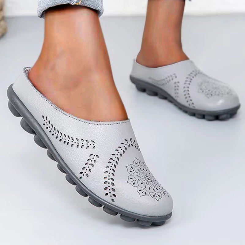 Flat shoes with a low shaft