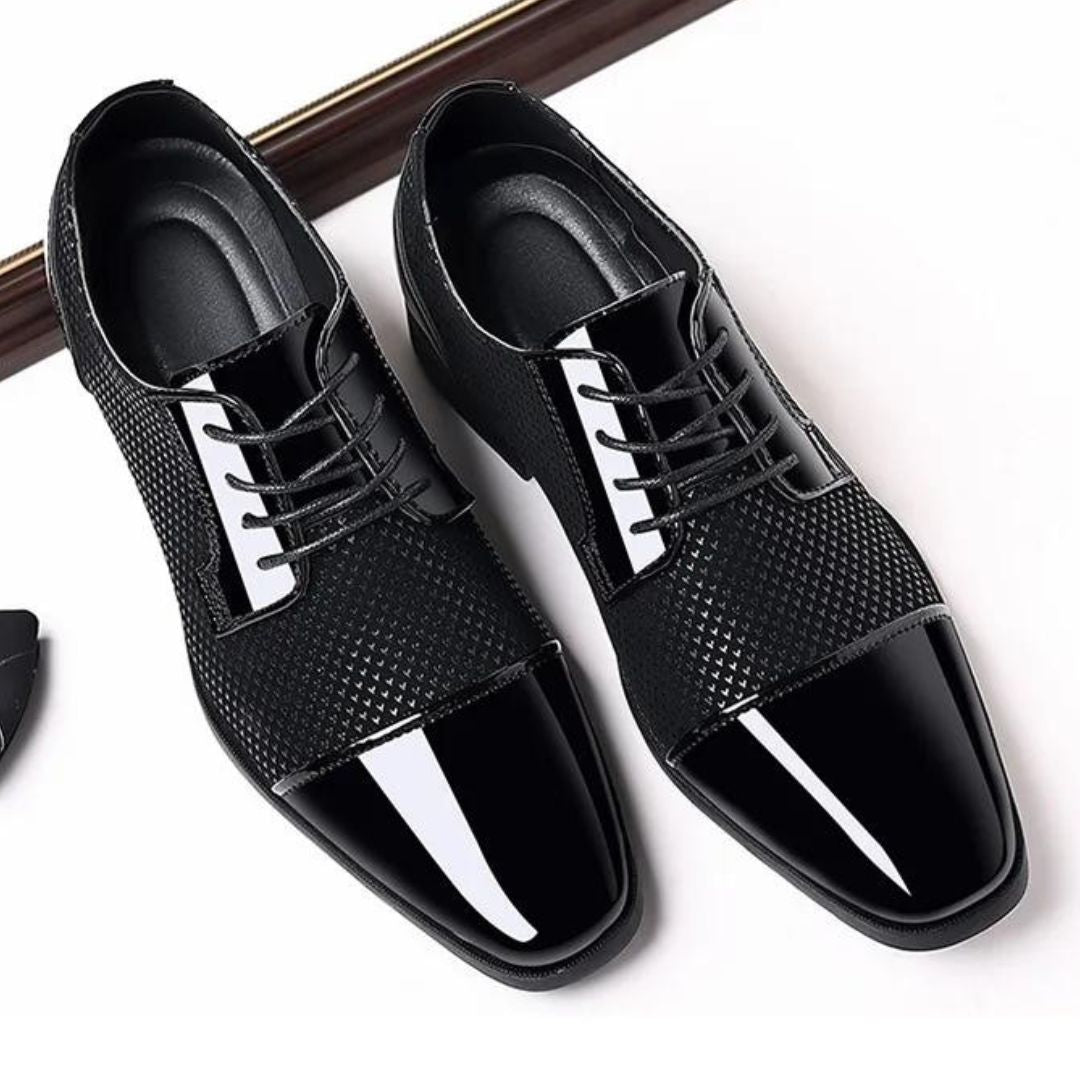 Lace-up shoes with textured surface