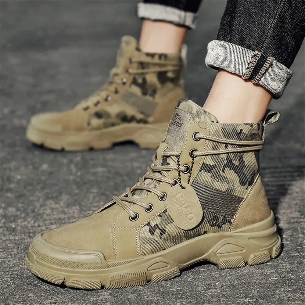 Boots with camouflage pattern and hard-wearing sole