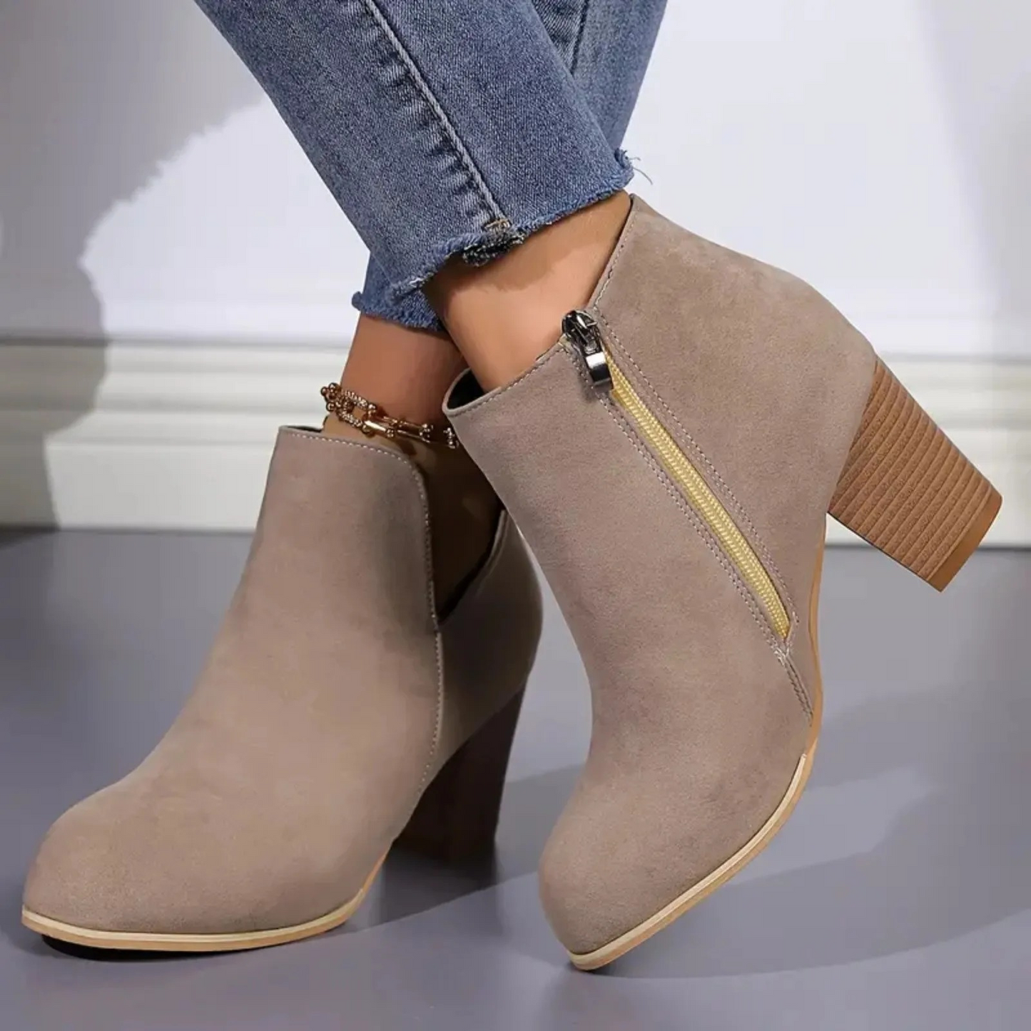 Ankle Boots with Block Heel, V-Snit and Side Zip