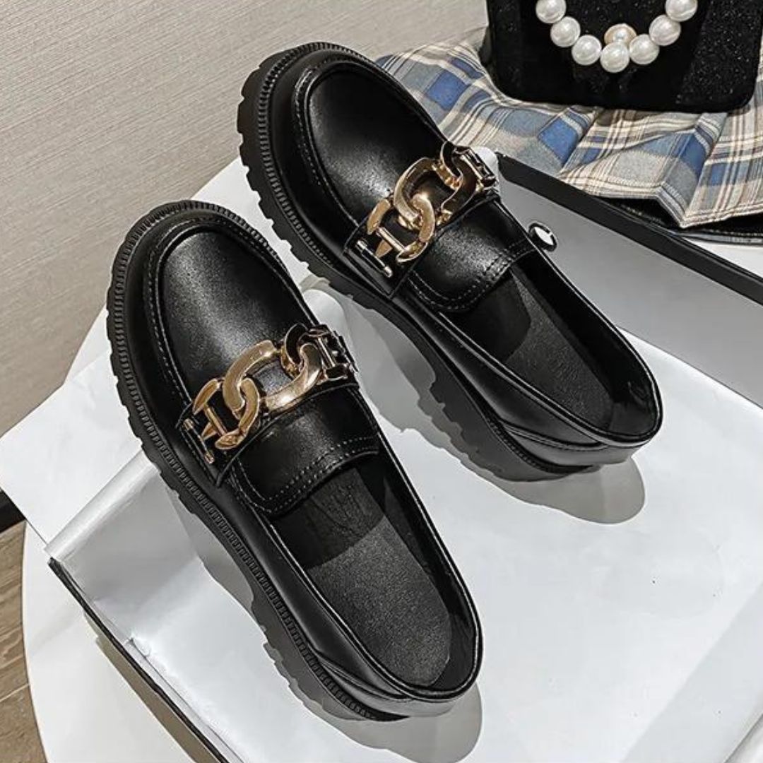 Classic loafer with chain detail