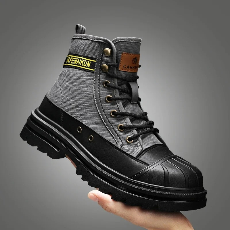 Boots with reinforced toe cap and robust canvas upper material