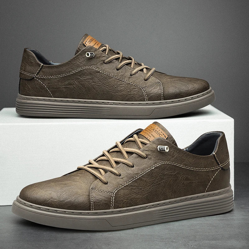 Fashionable men's sneakers with comfort sole and laces