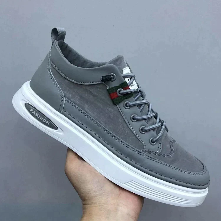 Trendy men's sneakers with padded sole and laces