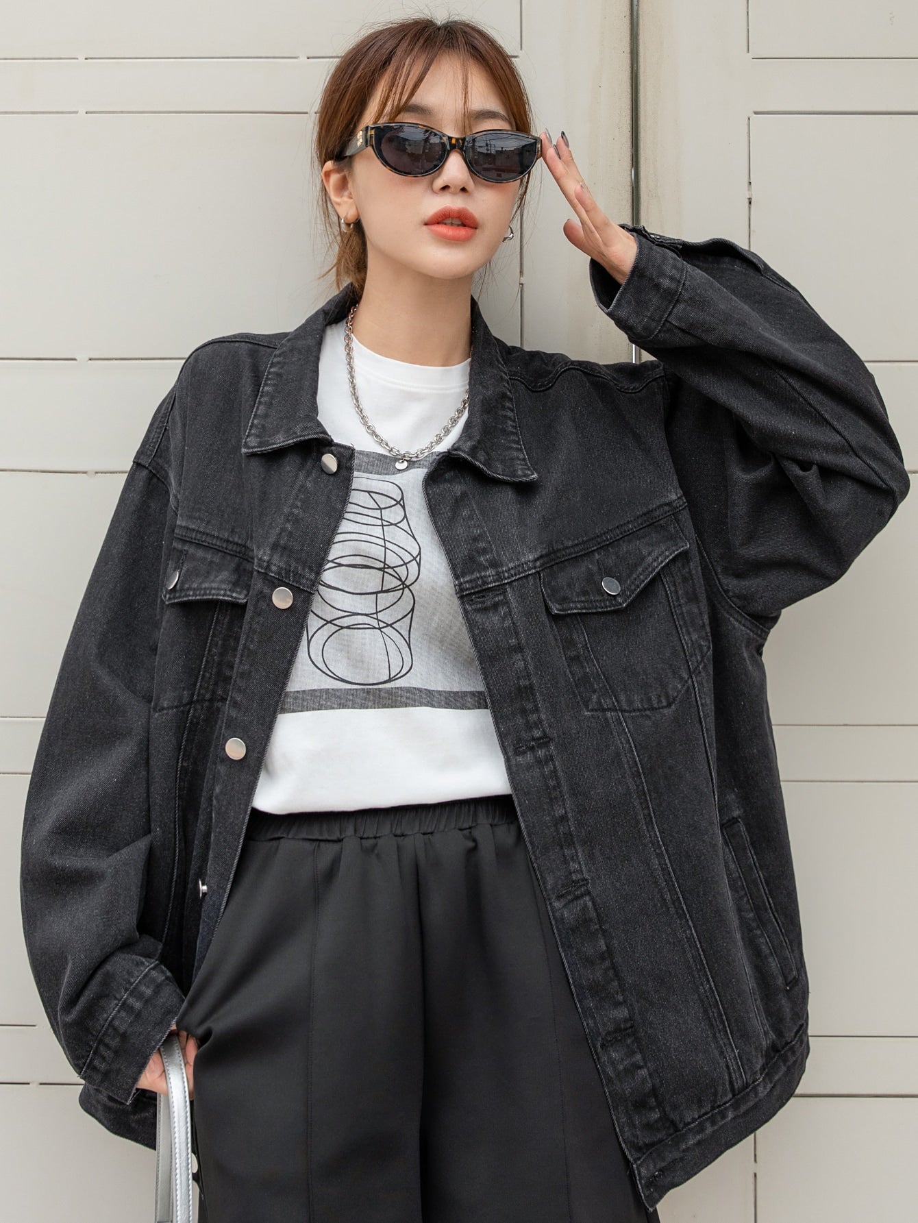 Women - Denim Jacket - Drop-Shoulder with Flap Pockets - Stylish Casual Outerwear for Everyday Fashion