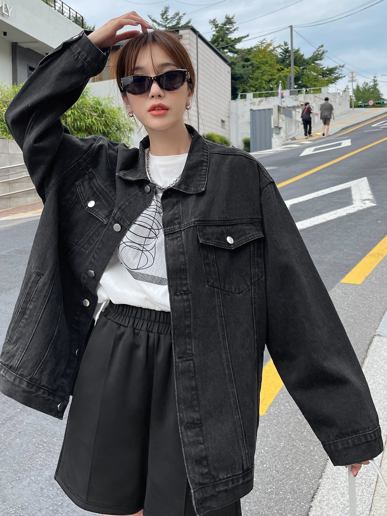 Women - Denim Jacket - Drop-Shoulder with Flap Pockets - Stylish Casual Outerwear for Everyday Fashion