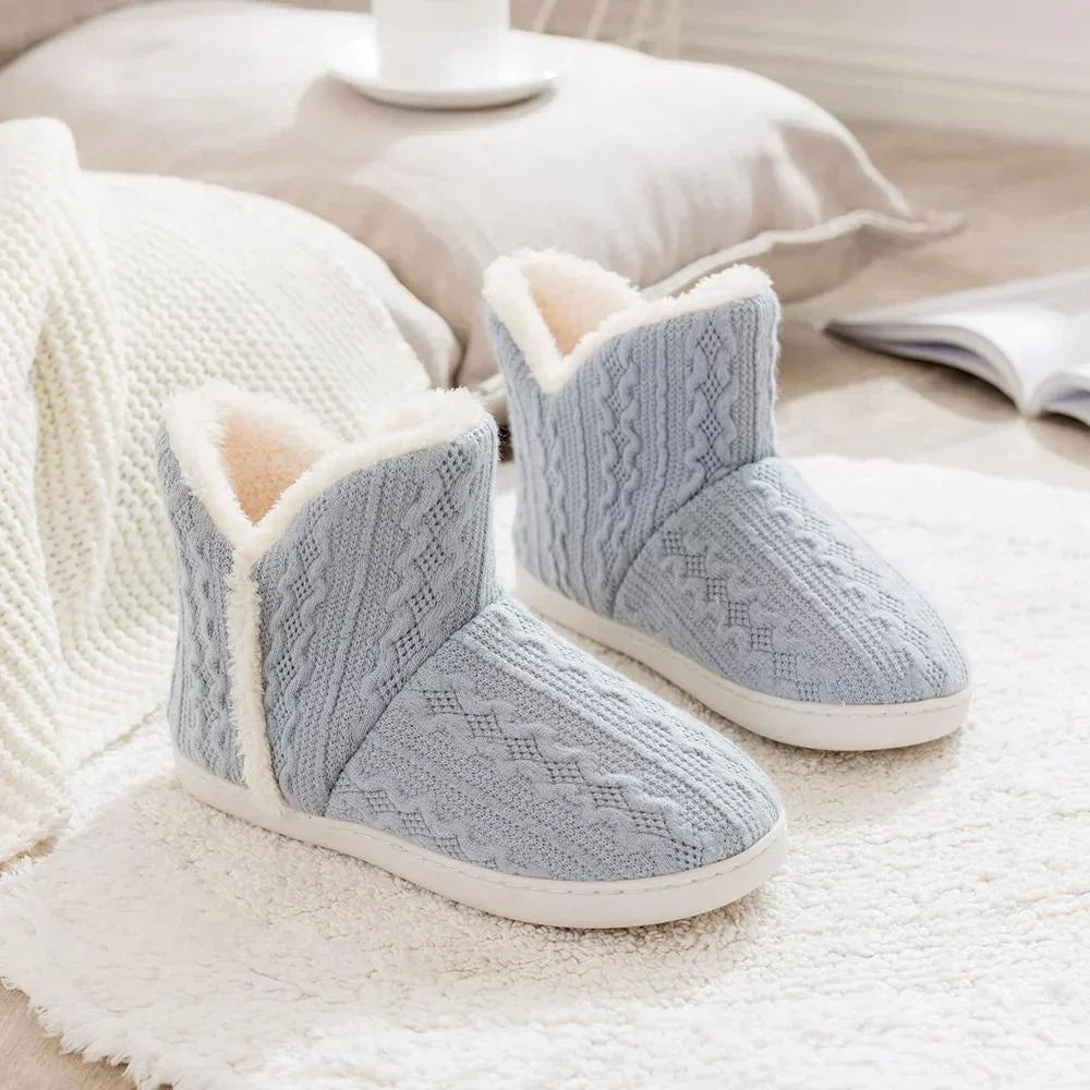 Knitted slippers with faux fur and soft sole