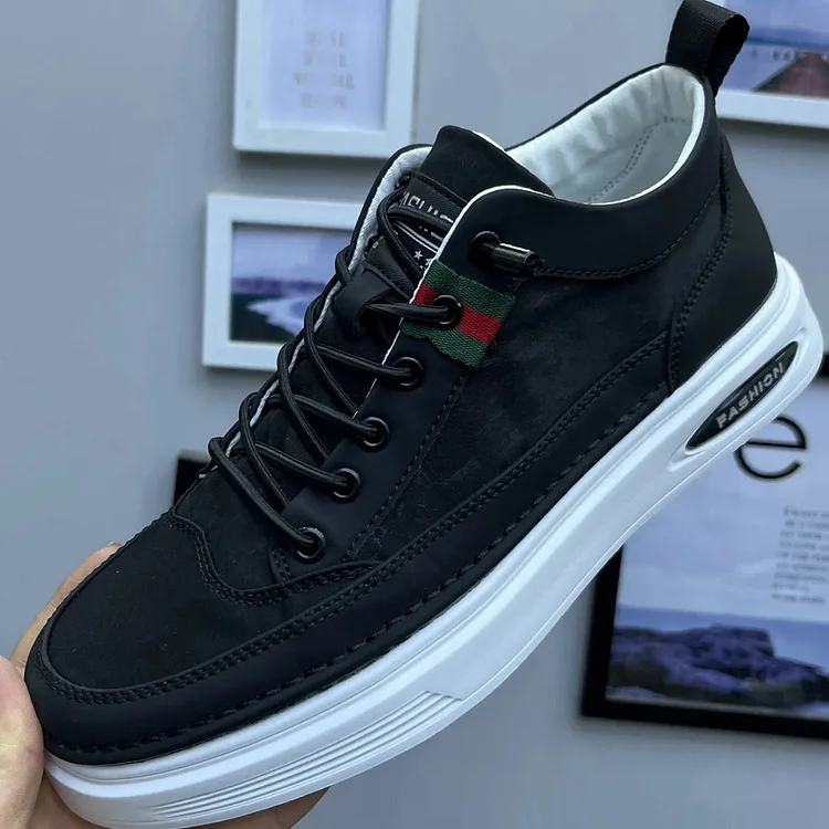 Trendy men's sneakers with padded sole and laces