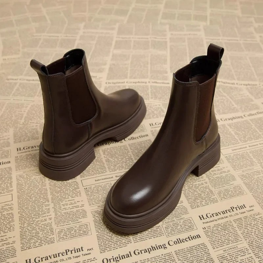 Women's Chelsea Boots in Leather with Elastic Sides