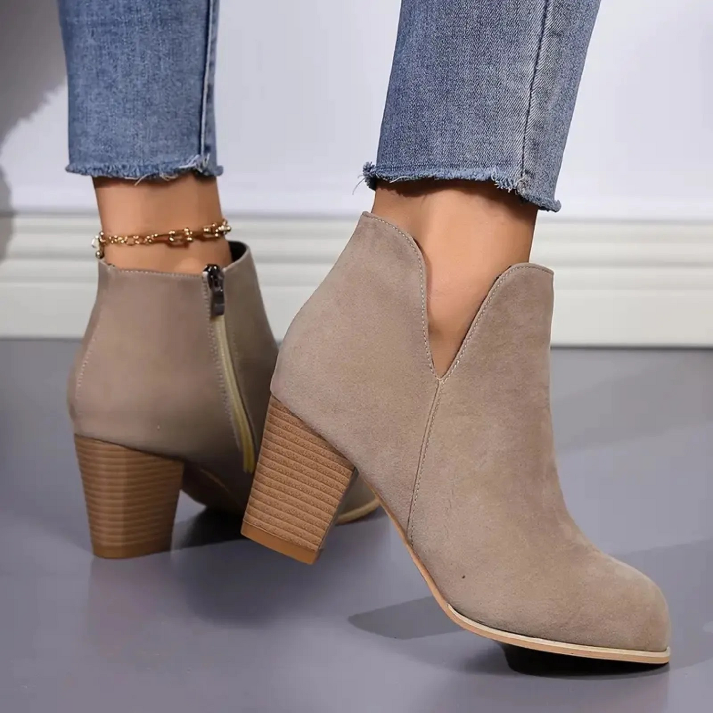 Ankle Boots with Block Heel, V-Snit and Side Zip