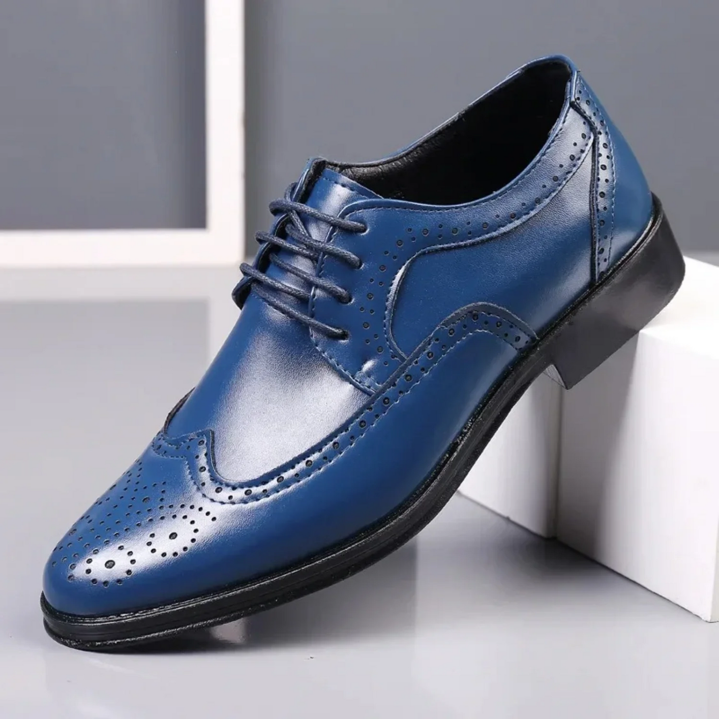 Men's oxfords with brogue details and laces