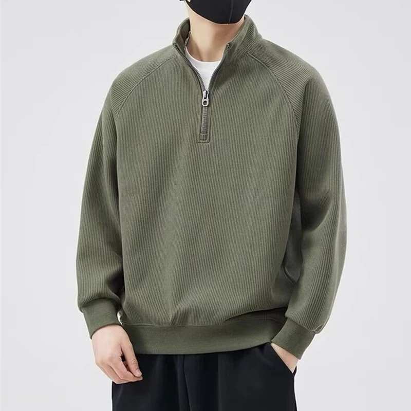 Comfortable knitted pullover with zip and raglan sleeves