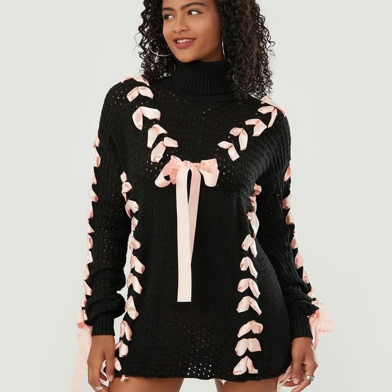 Cosy turtleneck jumper with lace-up sleeves