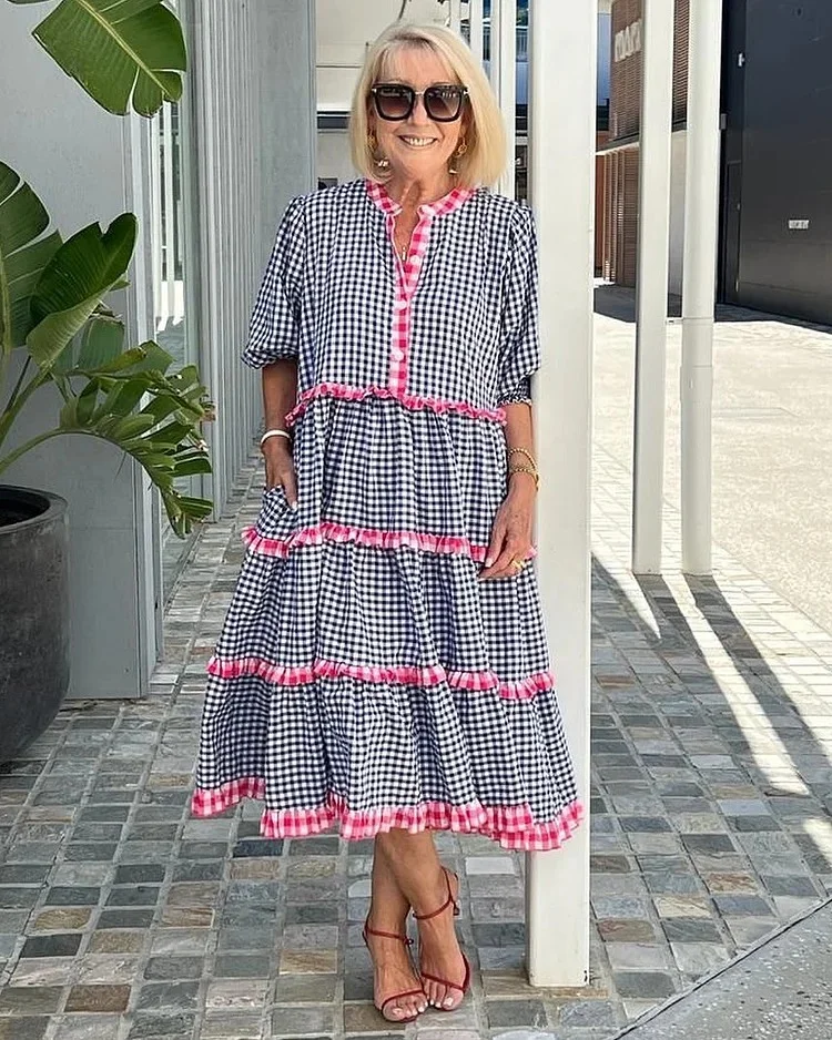 Long dress with three-quarter sleeves and checked pattern