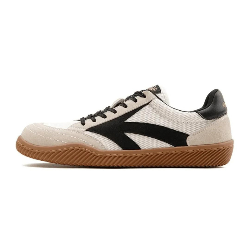 Retro-style men's sneakers with laces and rubber sole