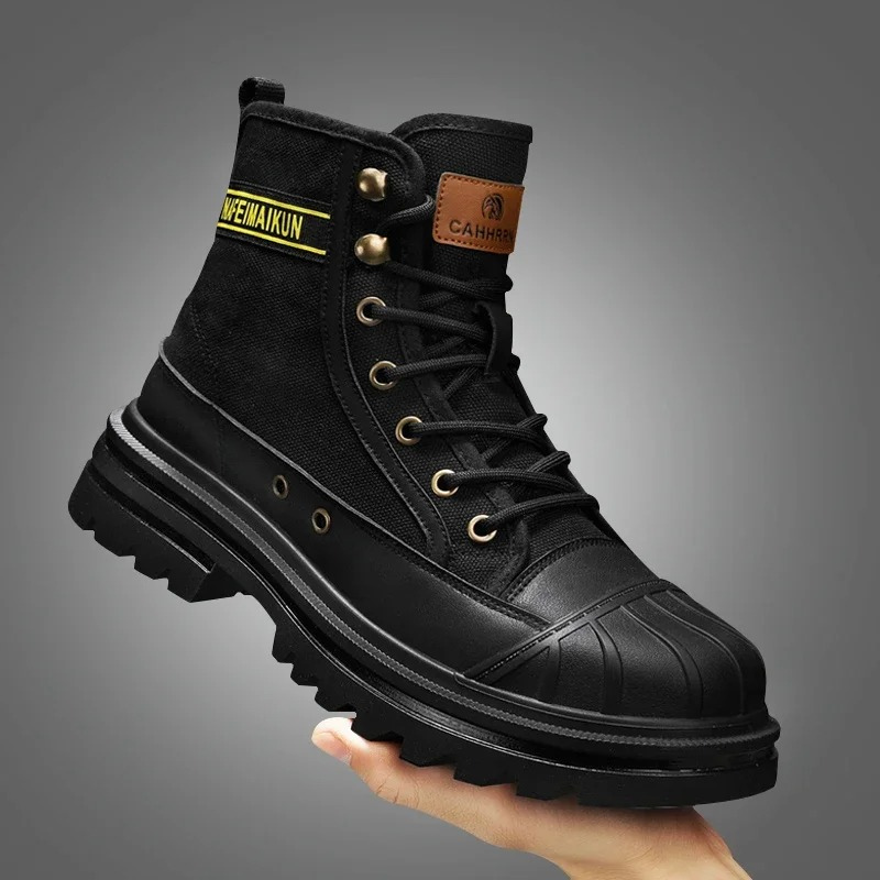 Boots with reinforced toe cap and robust canvas upper material