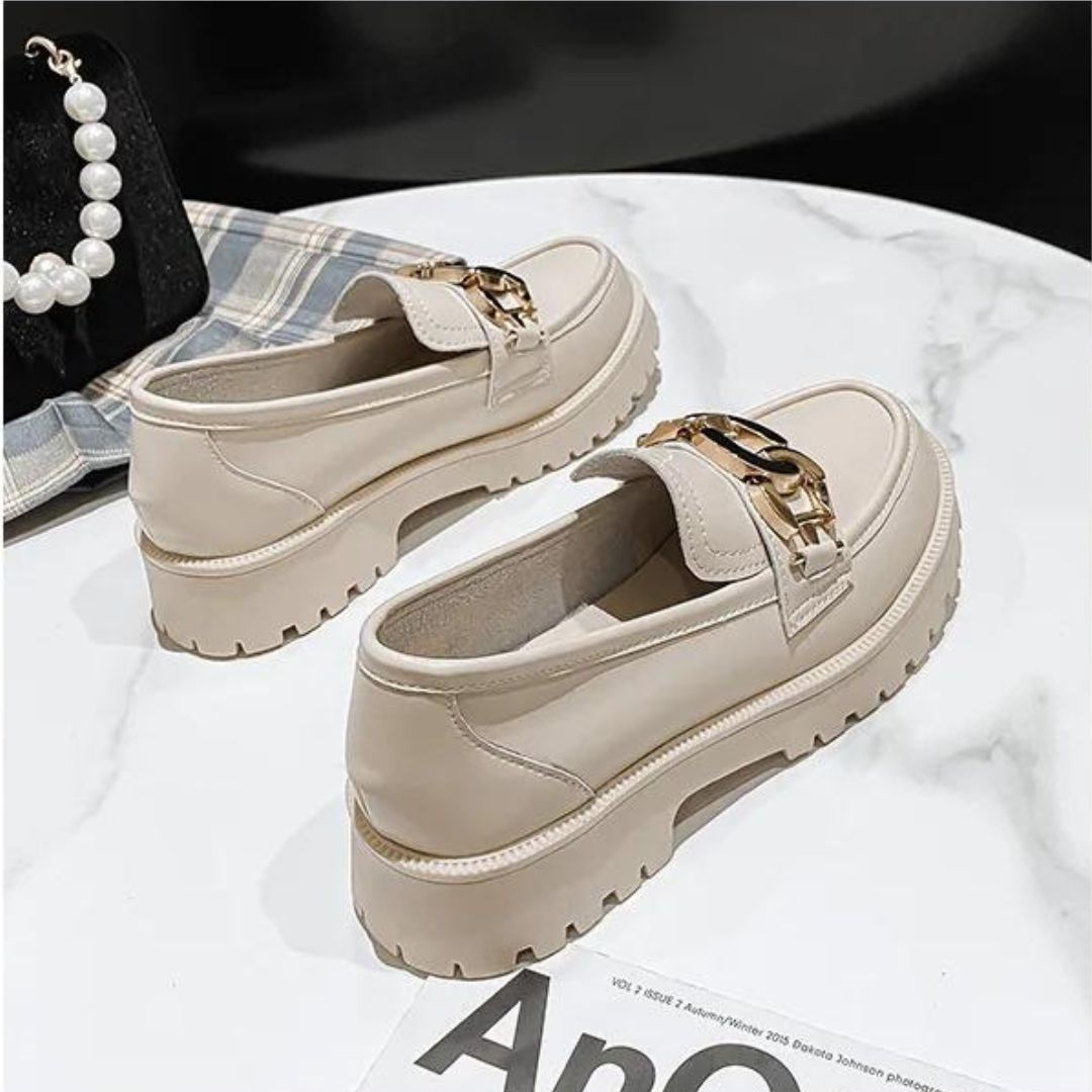 Classic loafer with chain detail