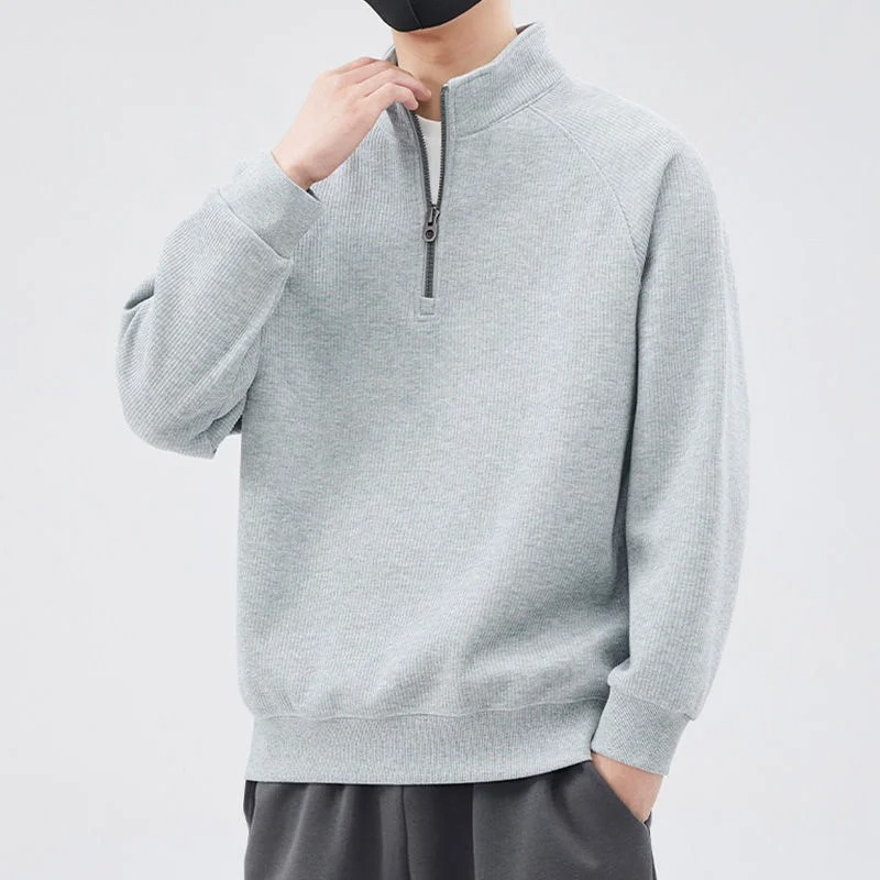 Comfortable knitted pullover with zip and raglan sleeves