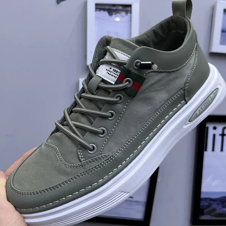 Trendy men's sneakers with padded sole and laces