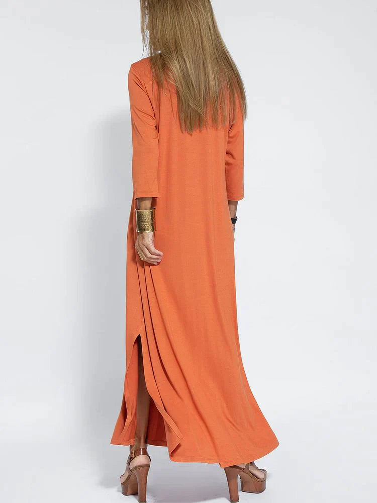 Dress with sliding slit at the hem