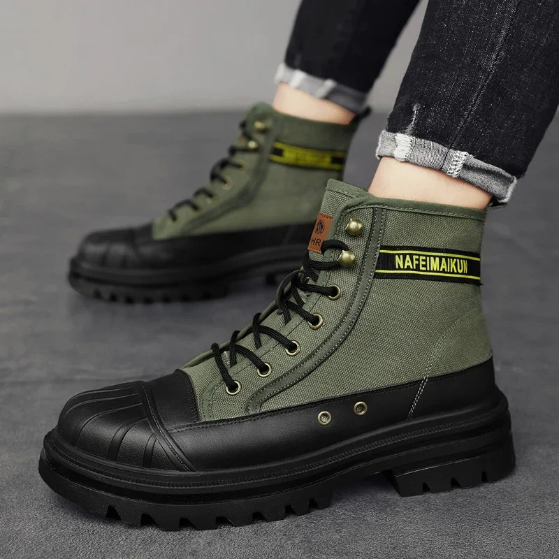 Boots with reinforced toe cap and robust canvas upper material