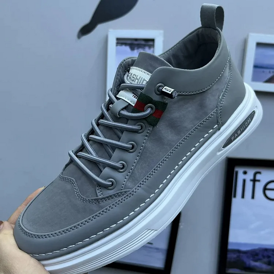 Trendy men's sneakers with padded sole and laces