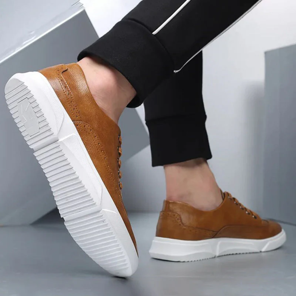 Elegant men's sneakers with laces and comfort sole