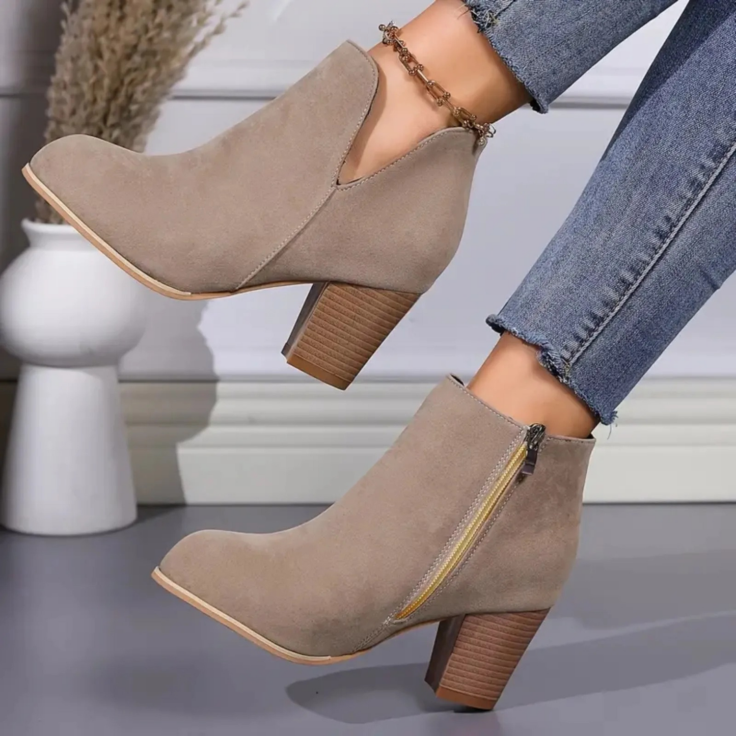 Ankle Boots with Block Heel, V-Snit and Side Zip