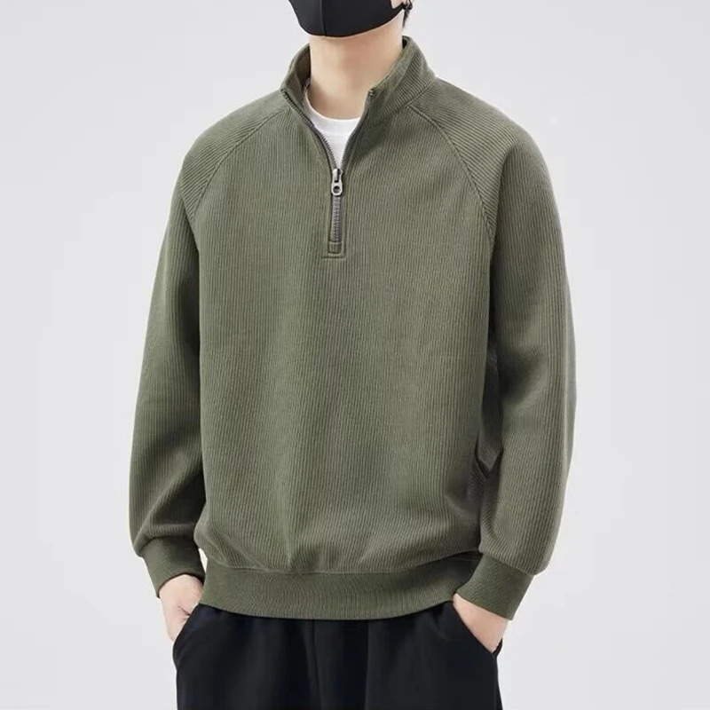 Comfortable knitted pullover with zip and raglan sleeves