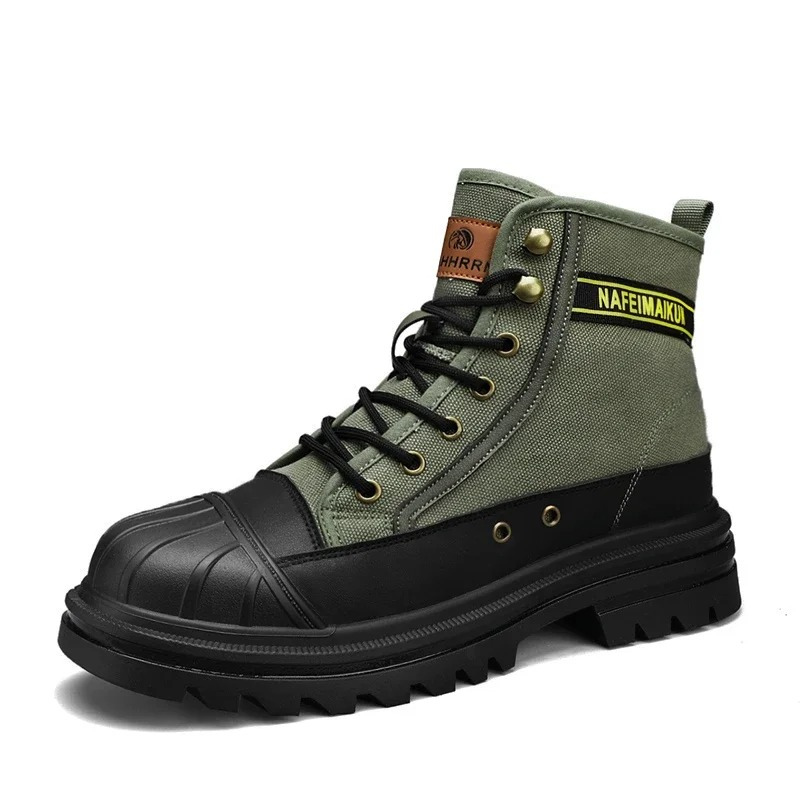 Boots with reinforced toe cap and robust canvas upper material