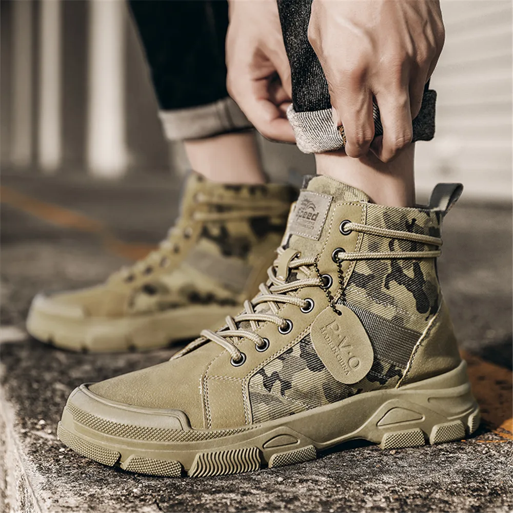 Boots with camouflage pattern and hard-wearing sole