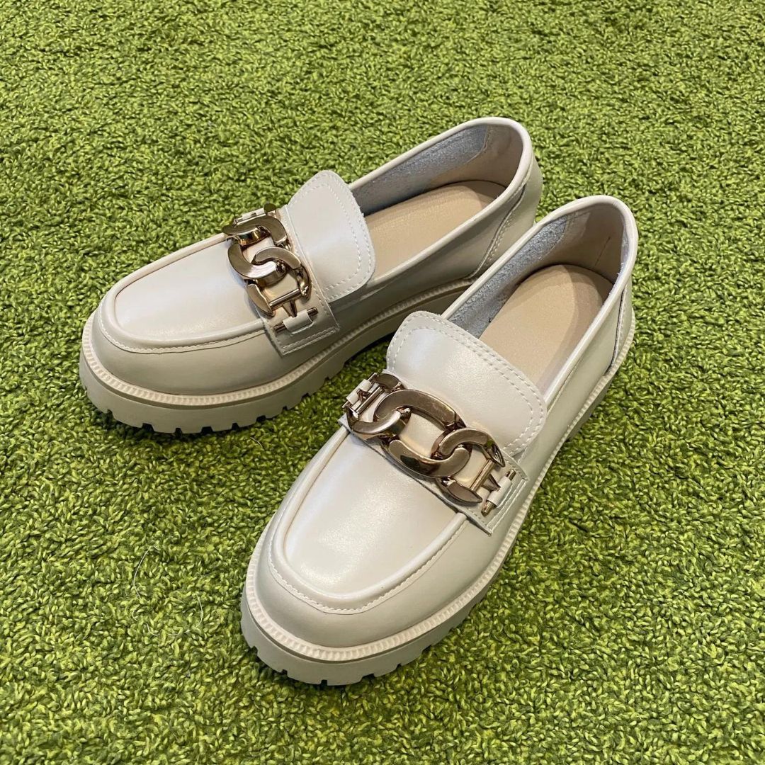 Classic loafer with chain detail