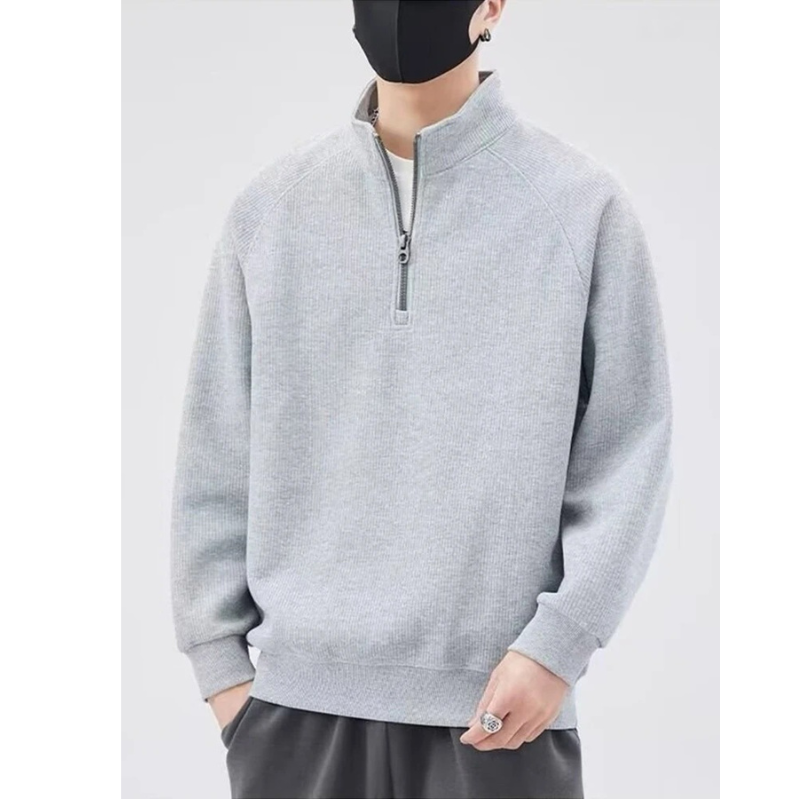 Comfortable knitted pullover with zip and raglan sleeves