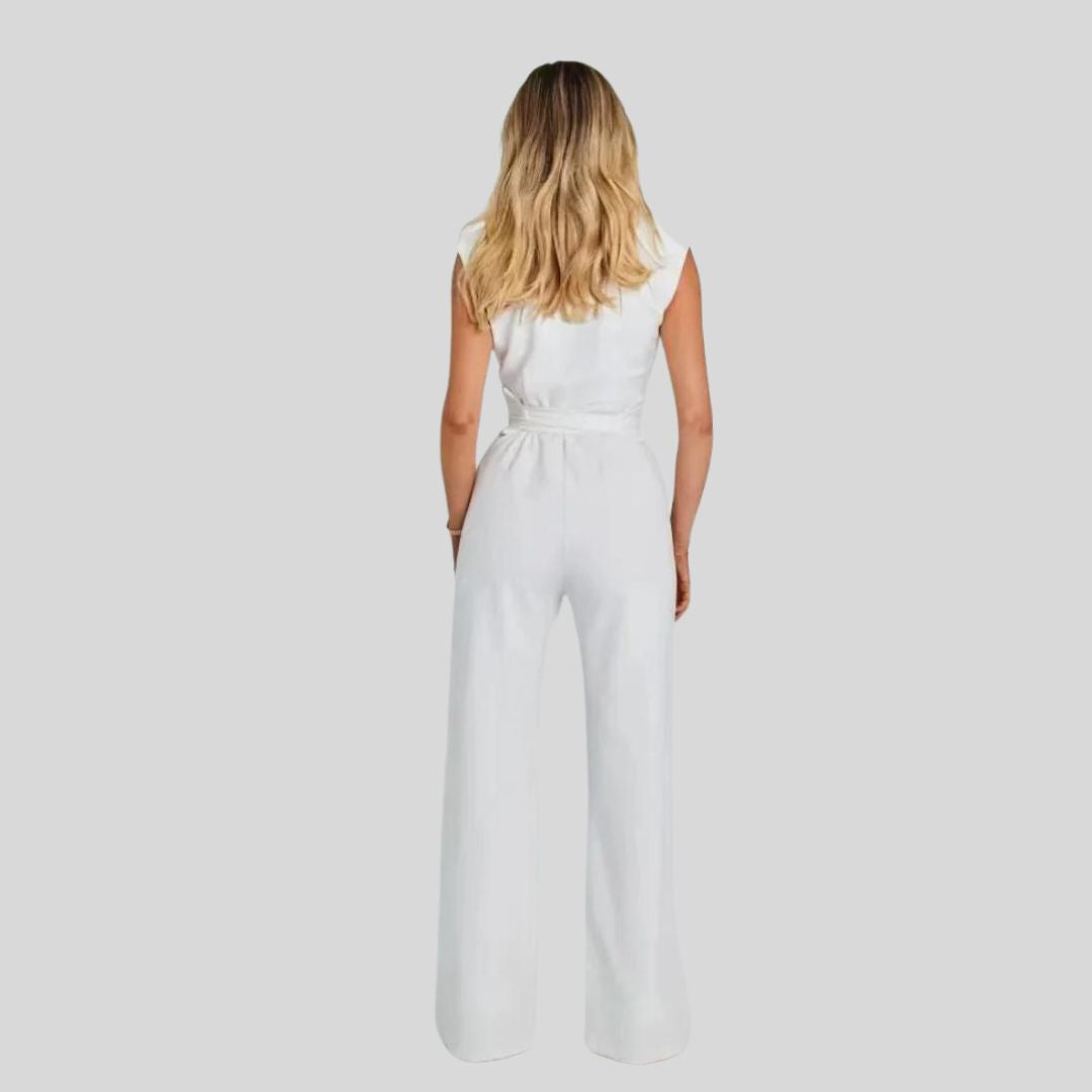 Elegant sleeveless jumpsuit with waist cinching