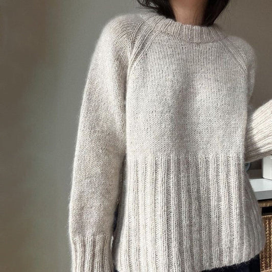 Simple and modern long-sleeved jumper