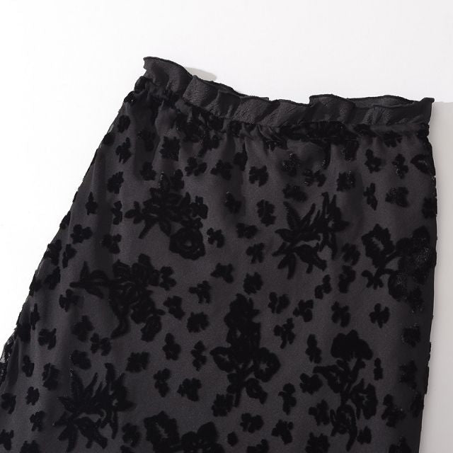 Chic midi skirt with floral lace design