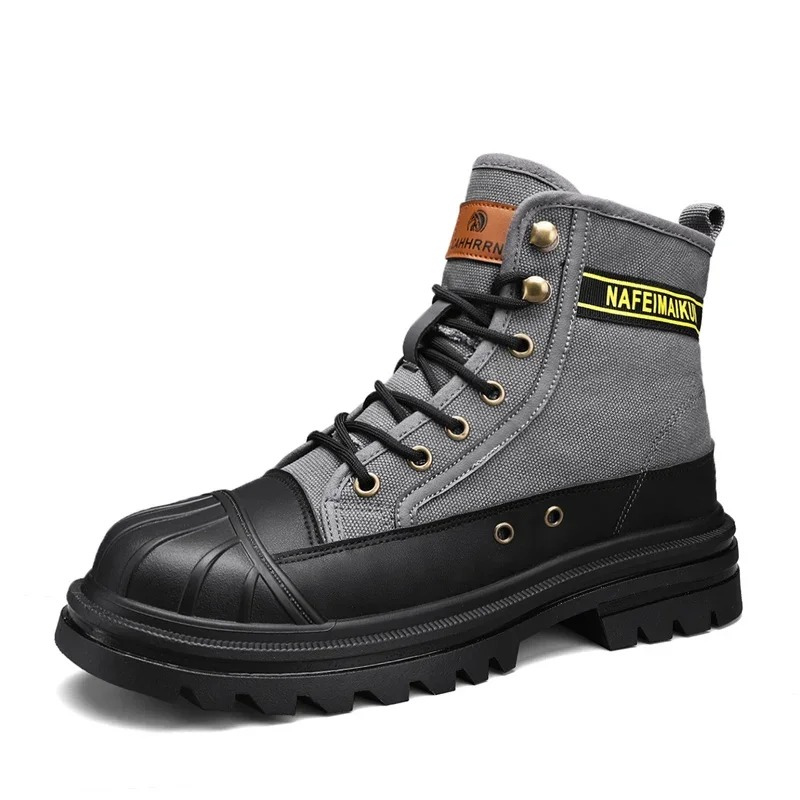 Boots with reinforced toe cap and robust canvas upper material