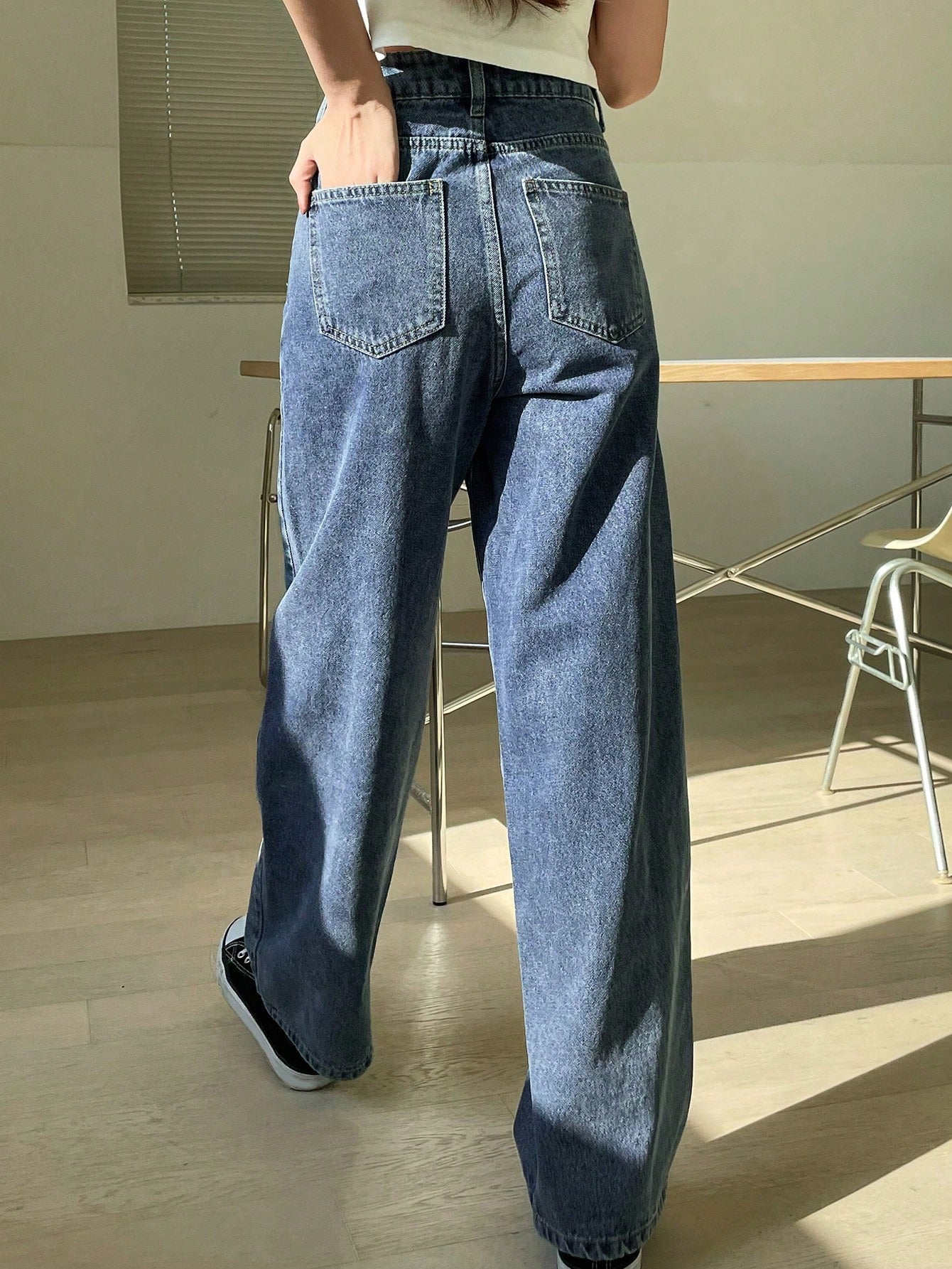 Women - Wide-Leg Jeans - High-Waisted Washed Denim - Stylish & Comfortable Fashion Essential