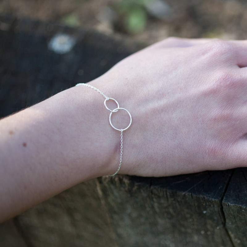 Bracelet with intertwined rings