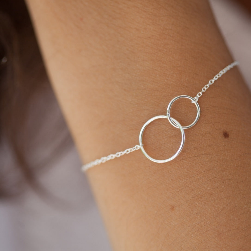 Bracelet with intertwined rings