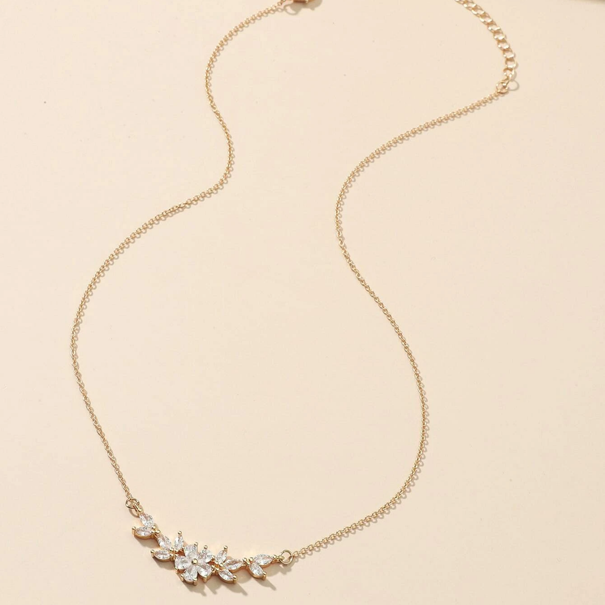 Zirconia flower necklace