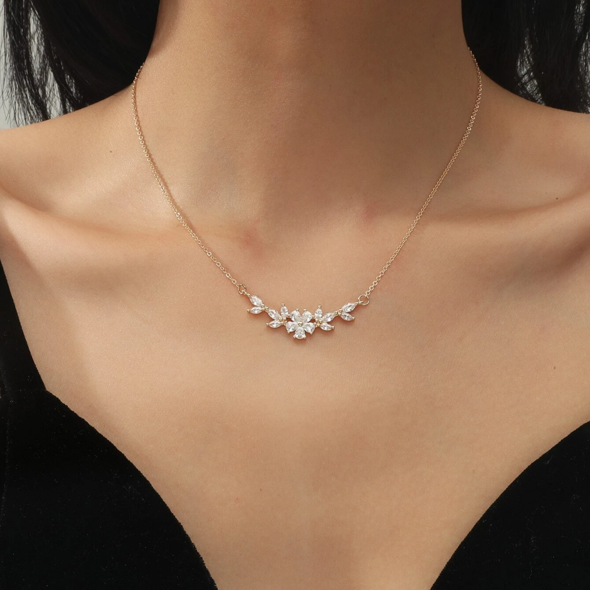 Zirconia flower necklace