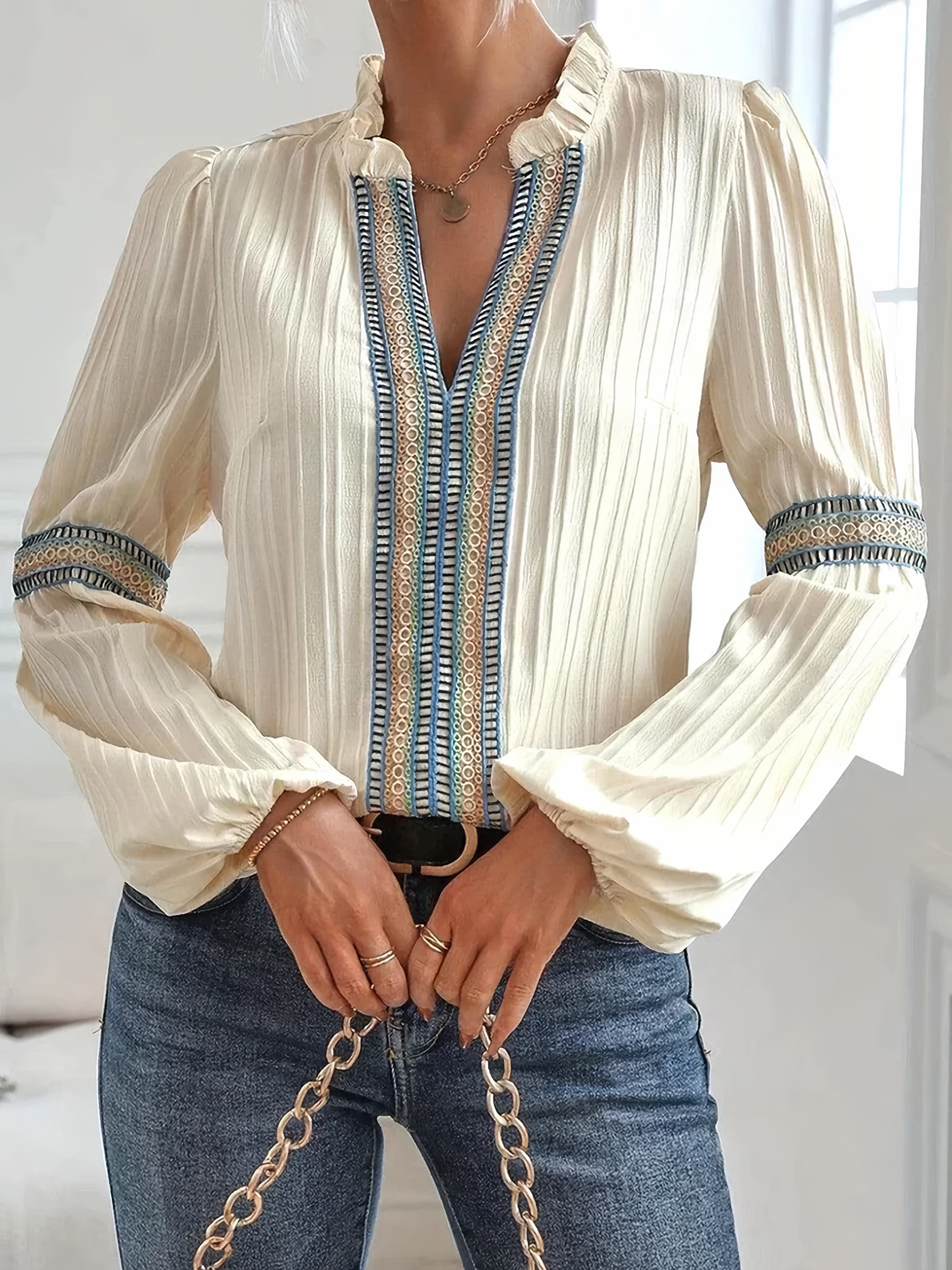 Shirt with lantern sleeves and lace seam