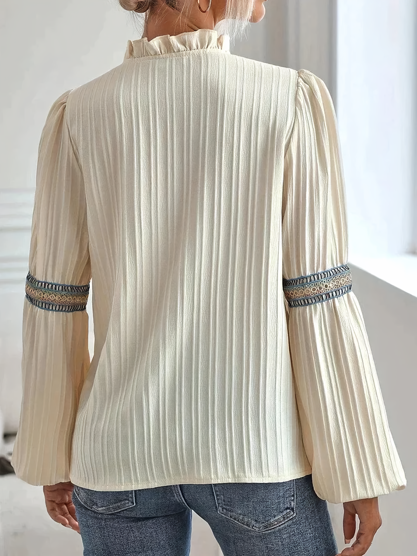 Shirt with lantern sleeves and lace seam