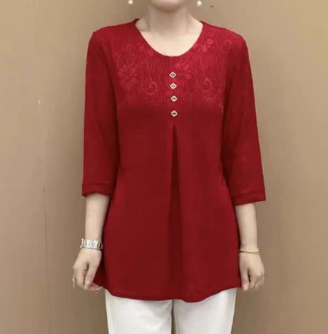 Fashionable, loose-fitting women's blouse with 3/4 sleeves