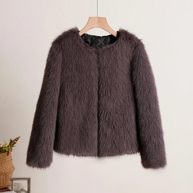 Women's Fur Coat - High-Quality Winter Outerwear - Luxurious Style - Winter 2024 Collection