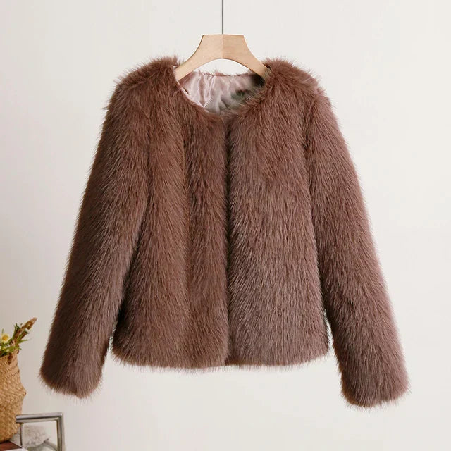 Women's Fur Coat - High-Quality Winter Outerwear - Luxurious Style - Winter 2024 Collection